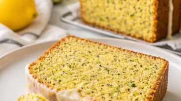 Zucchini-Brot mit Zitrone und Mohn auf einem rustikalen Holzbrett