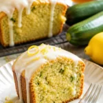 Zucchini-Zitronenbrot, frisch gebacken und verziert mit Zitronenschalen