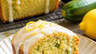 Zucchini-Zitronenbrot, frisch gebacken und verziert mit Zitronenschalen