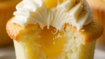 Ananas-Frischkäse-Cupcakes mit köstlicher Cremehaube