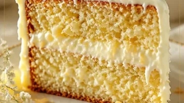 Ananas-Kokos-Traumkuchen auf einem Teller, dekoriert mit frischen Früchten