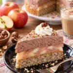 Köstliche Torte mit Apfel, Nüssen und Schokolade