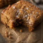 Braune Butter Toffee Blondies auf einem Teller, frisch gebacken und lecker.
