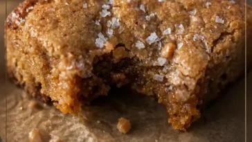 Braune Butter Toffee Blondies auf einem Teller, frisch gebacken und lecker.