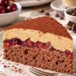 Cappuccino Kirschtorte mit Kaffee und Kirschfüllung auf einem Teller