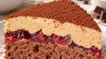 Cappuccino Kirschtorte mit Kaffee und Kirschfüllung auf einem Teller