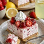 Cremiger No-Bake Erdbeer-Shortcake-Cheesecake-Riegel mit frischen Erdbeeren