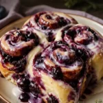 Leckere Blaubeer-Zimtschnecken auf einem Teller, ideal für Frühstücksbrunch