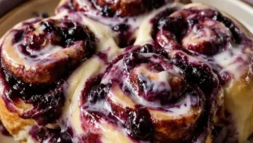 Leckere Blaubeer-Zimtschnecken auf einem Teller, ideal für Frühstücksbrunch