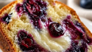 Leckeres Blaubeer-Frischkäsebrot mit Frischkäse und frischen Blaubeeren