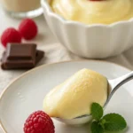 Echte bayerische Creme in einer Schale serviert, ein traditionelles Dessert.