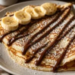 Banana Nutella Crepes mit frischen Bananen auf einem Teller