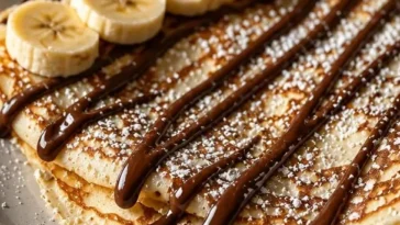 Banana Nutella Crepes mit frischen Bananen auf einem Teller