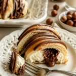 Leckere Nutella-Croissants frisch gebacken und serviert