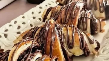 Leckere Nutella-Croissants frisch aus dem Ofen.