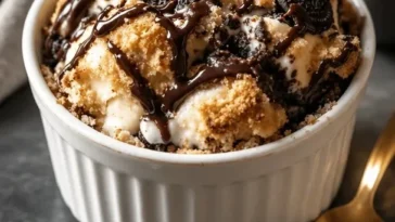 Leckeres Oreo Dump Cobbler auf einem Teller serviert
