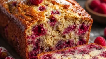 Leckeres und saftiges Himbeerbrot, frisch aus dem Ofen, serviert auf einem Tisch.