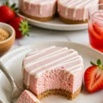 Leckere Erdbeer-Cheesecake-Shortcakes auf einem Teller