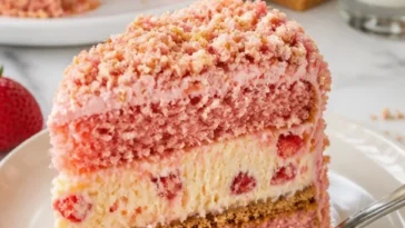 Erdbeer-Shortcake-Käsekuchen mit frischen Erdbeeren und einer cremigen Käsekuchenfüllung
