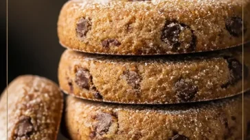 Leckere Espresso-Shortbread-Kekse auf einem weißen Teller