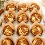 Feuchte Kürbis-Muffins mit Frischkäse auf einem Teller