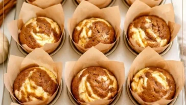 Feuchte Kürbis-Muffins mit Frischkäse auf einem Teller