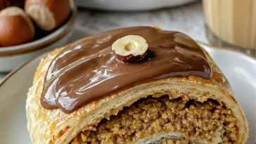 Haselnuss-Schnecken mit Orangenmarmelade und Nutella auf einem Teller