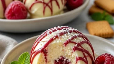 Himbeer-Käsekuchen-Trüffel mit cremiger Füllung und frischen Himbeeren