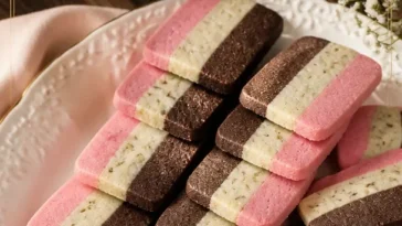 Italienische Spumoni-Kekse mit Schokolade, Pistazien und Kirsche auf einem Teller.