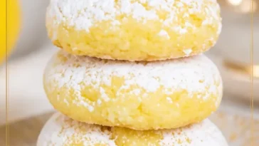 Zitronen-Gooey-Butterkekse auf einem Teller, frisch gebacken und köstlich.