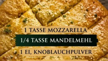 Low-Carb Parmesan-Knoblauch-Cracker auf einem Holzbrett
