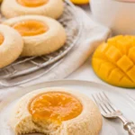 Mango-Daumenabdruck-Kekse auf einem Teller