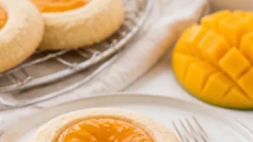 Mango-Daumenabdruck-Kekse auf einem Teller