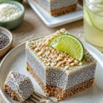 Gesunde No-Bake Chia-Pudding-Riegel auf einem Holzbrett