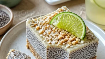 Gesunde No-Bake Chia-Pudding-Riegel auf einem Holzbrett