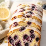 Sauerrahm-Blaubeerbrot mit Zitronenglasur auf einem weißen Teller