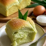 Scheibe frisches Pandanbrot mit grünem Pandan Geschmack auf einer Holzplatte