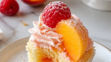 Pfirsich-Bellini-Cupcakes mit frischer Pfirsichglasur