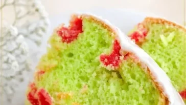 Pistazien-Bundt-Kuchen mit Kirschglasur auf einem weißen Teller