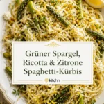 Spaghetti-Kürbis mit Spargel, Ricotta, Zitrone und Thymian auf einem Teller