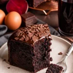 Saftiger Rote Bete Schokokuchen mit Schokolade und frischen Zutaten