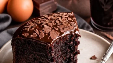 Saftiger Rote Bete Schokokuchen mit Schokolade und frischen Zutaten