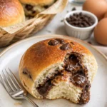 Frisch gebackene Schokoladenstückchen-Hefe-Muffins auf einem Holzbrett