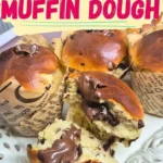 Hefe-Muffins mit Schokoladenstückchen auf einem Teller