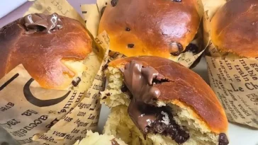 Hefe-Muffins mit Schokoladenstückchen auf einem Teller