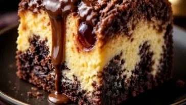 Schokoladiger Erdbeben Kuchen auf einem Teller, verziert mit Schokoladensoße