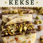 St. Patrick's Day Pistazien-Shortbread-Kekse auf einem dekorativen Teller