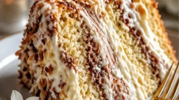 Weißer deutscher Schokoladenkuchen mit Käsekuchenwirbel auf einem Teller