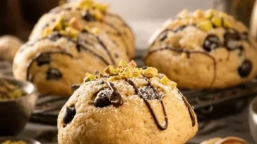 Weiche Cannoli-Kekse mit cremiger Füllung und Puderzucker