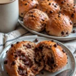 Weiche Schoko Brötchen frisch gebacken auf einem Holzbrett